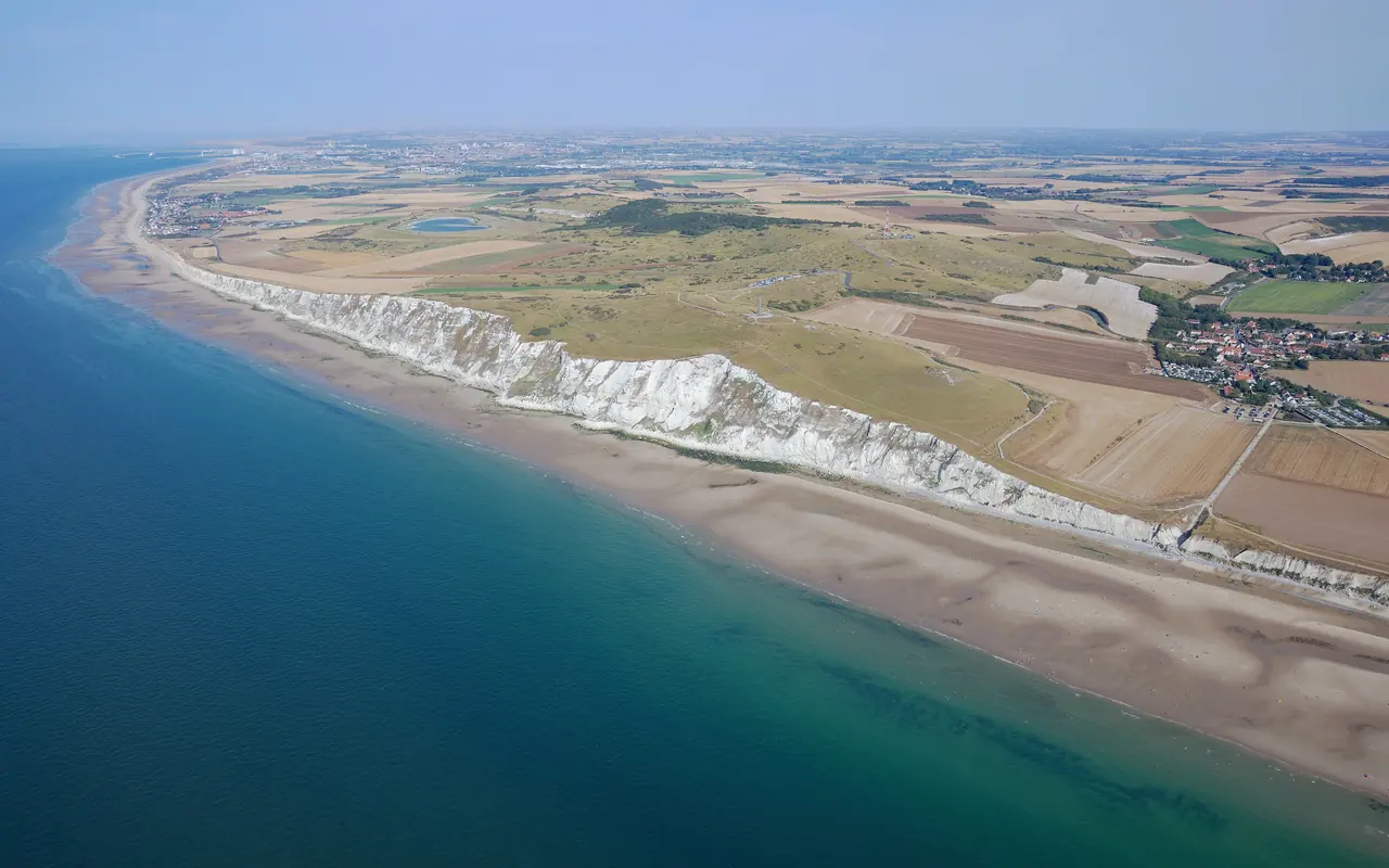 Les falaises de craie du cap Blanc-Nez vues d’avion, depuis l’ouest