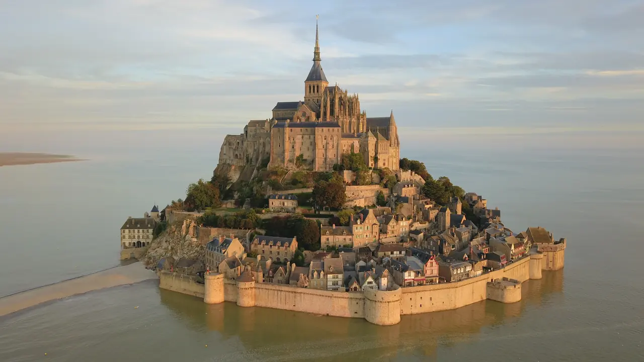 Le Mont-Saint-Michel vu du ciel au lever du soleil